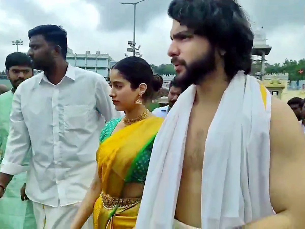 Janhvi Kapoor With Her Boyfriend Shikhar Pahariya Visits Tirumala9