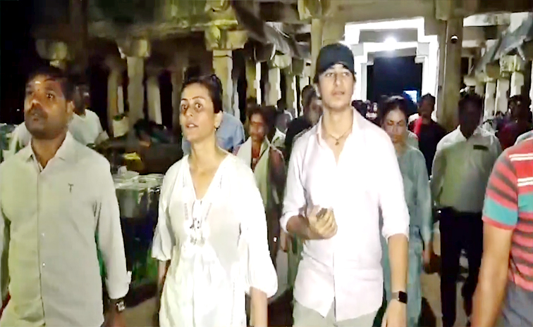 Mahesh Babu Wife Namrata Shirodkar And Her Family Visit Tirumala Tirupati Temple Latest Photos2