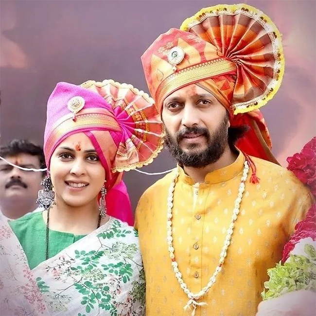 Tuljapur: Ritesh-Genelia At Tuljabhavani Temple Photos2