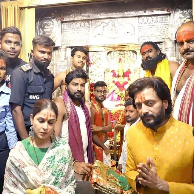 Tuljapur: Ritesh-Genelia At Tuljabhavani Temple Photos3