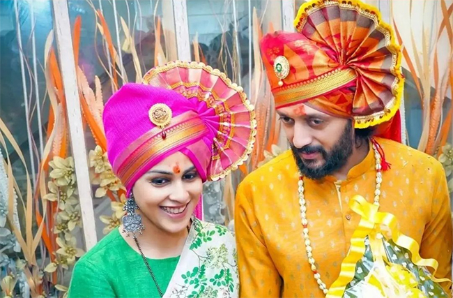 Tuljapur: Ritesh-Genelia At Tuljabhavani Temple Photos4