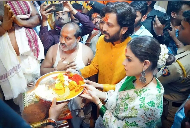 Tuljapur: Ritesh-Genelia At Tuljabhavani Temple Photos7