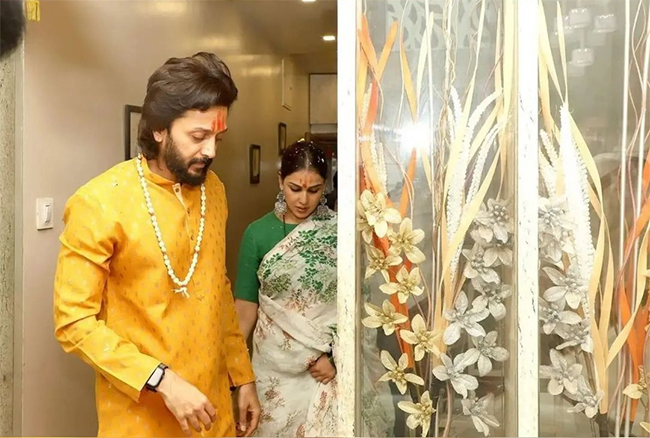 Tuljapur: Ritesh-Genelia At Tuljabhavani Temple Photos8