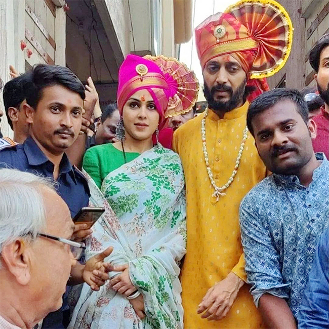 Tuljapur: Ritesh-Genelia At Tuljabhavani Temple Photos9