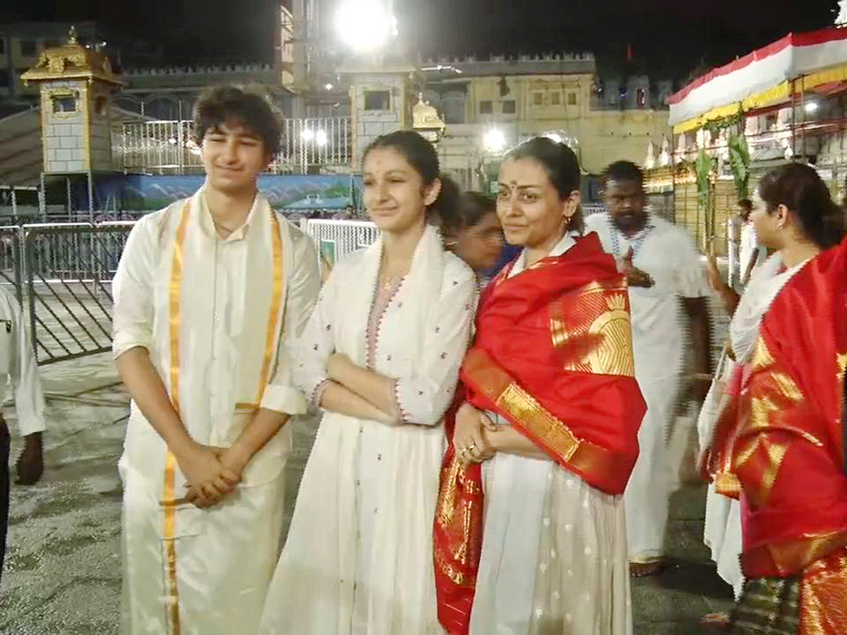 Mahesh Babu Family at Tirupati Photos3