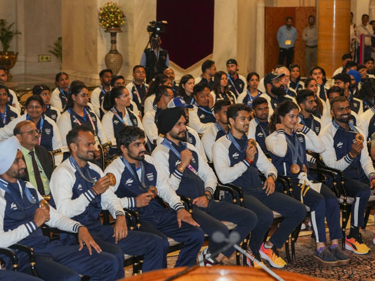 Paris Olympics 2024 Players Meet President Droupadi Murmu After Return17