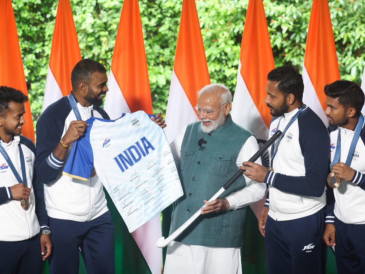 Paris Olympics 2024 Players Meet President Droupadi Murmu After Return18