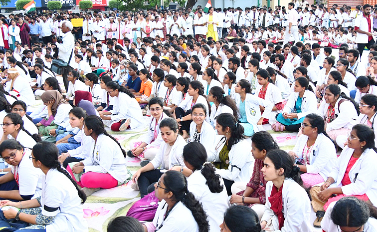 Junior Doctors Protest in Vijayawada Photos1