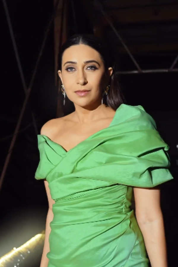 Bollywood Beauty Karisma Kapoor Glamorous Looks In Green Dress4