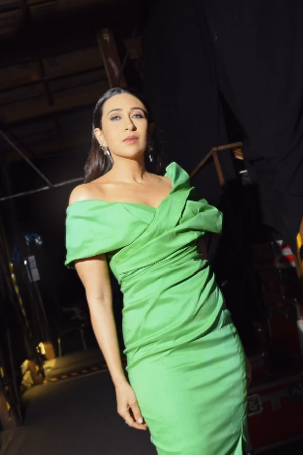 Bollywood Beauty Karisma Kapoor Glamorous Looks In Green Dress5