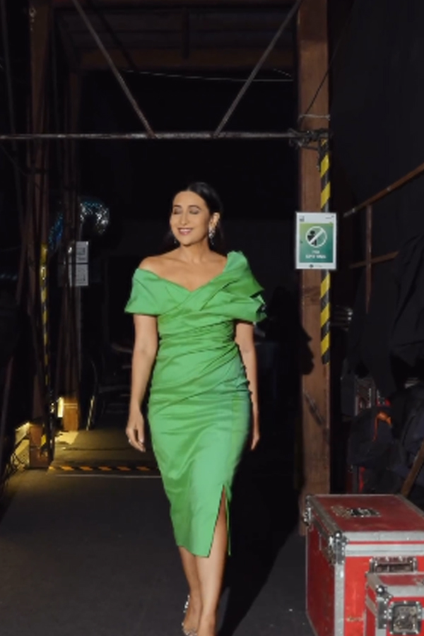 Bollywood Beauty Karisma Kapoor Glamorous Looks In Green Dress6