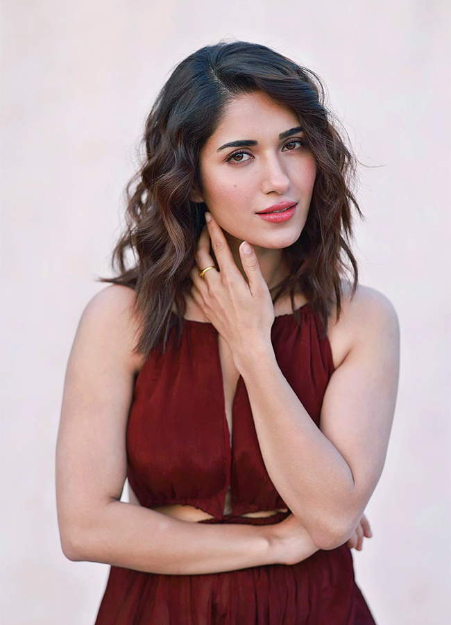 Actress Ruhani Sharma Hot Photoshoot Pics18