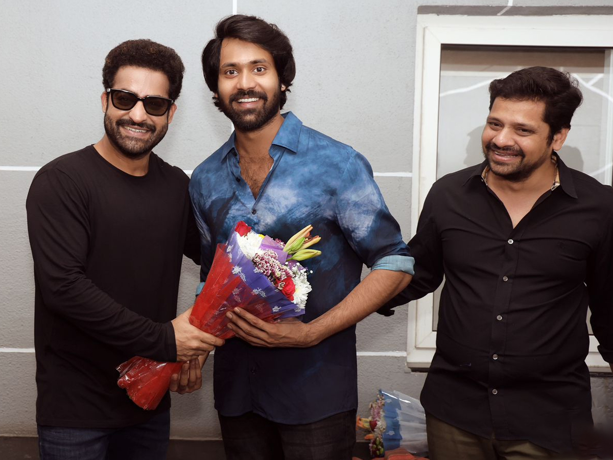 Allu Arjun Appreciates Narne Nithin And Aay Movie Team Photos Viral5