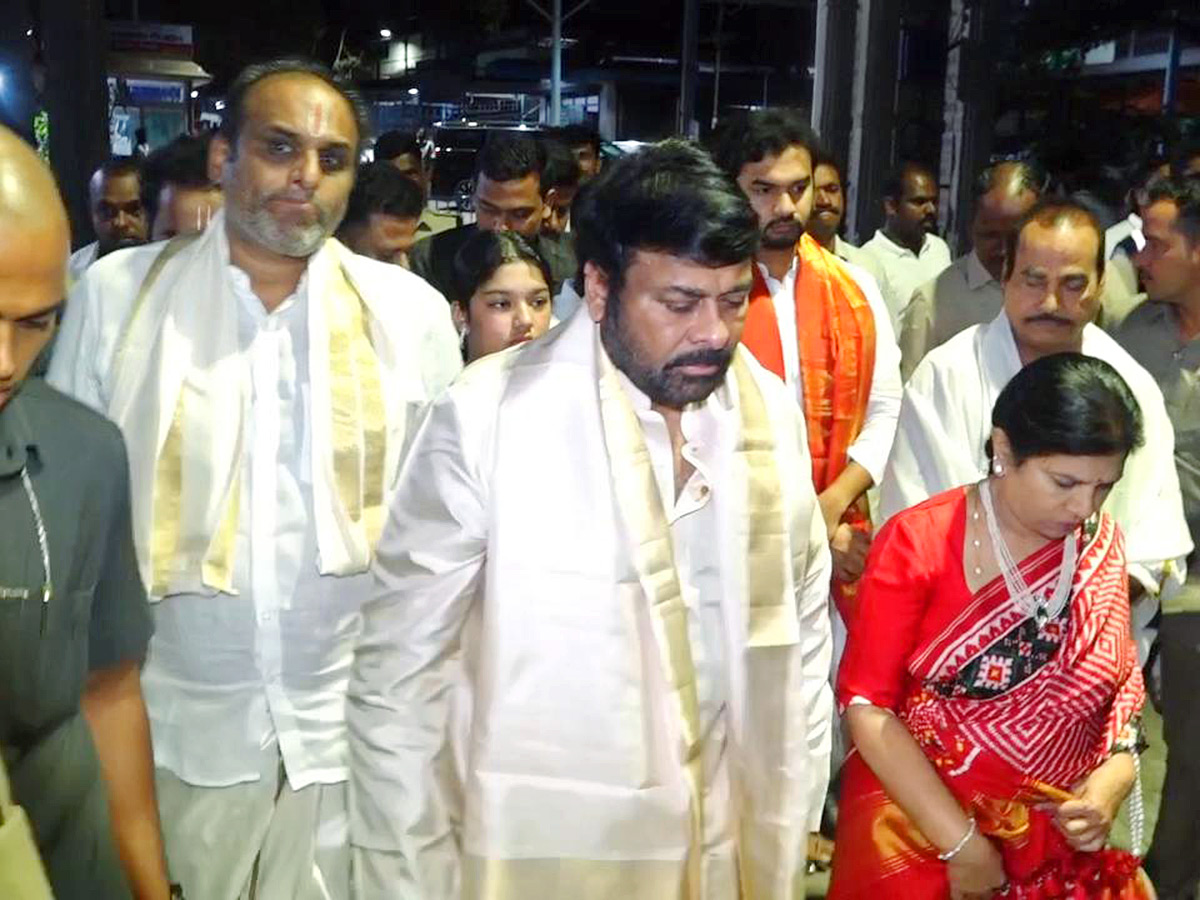 Megastar Chiranjeevi Visited Tirumala with His Family Photos10