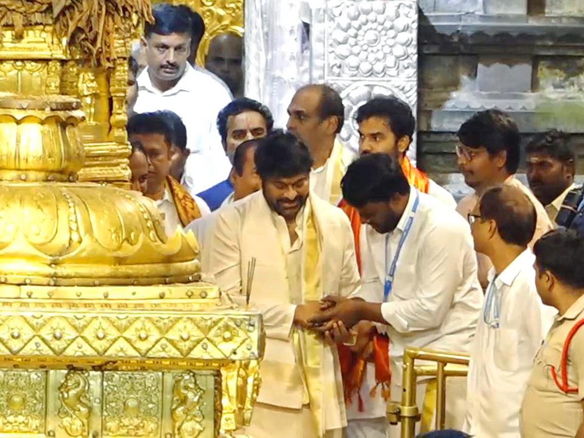 Megastar Chiranjeevi Visited Tirumala with His Family Photos11