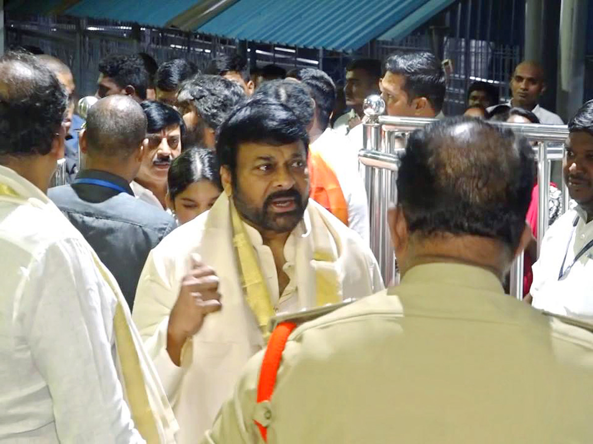 Megastar Chiranjeevi Visited Tirumala with His Family Photos12