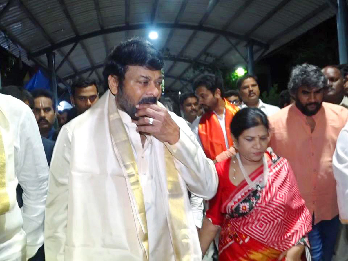 Megastar Chiranjeevi Visited Tirumala with His Family Photos13