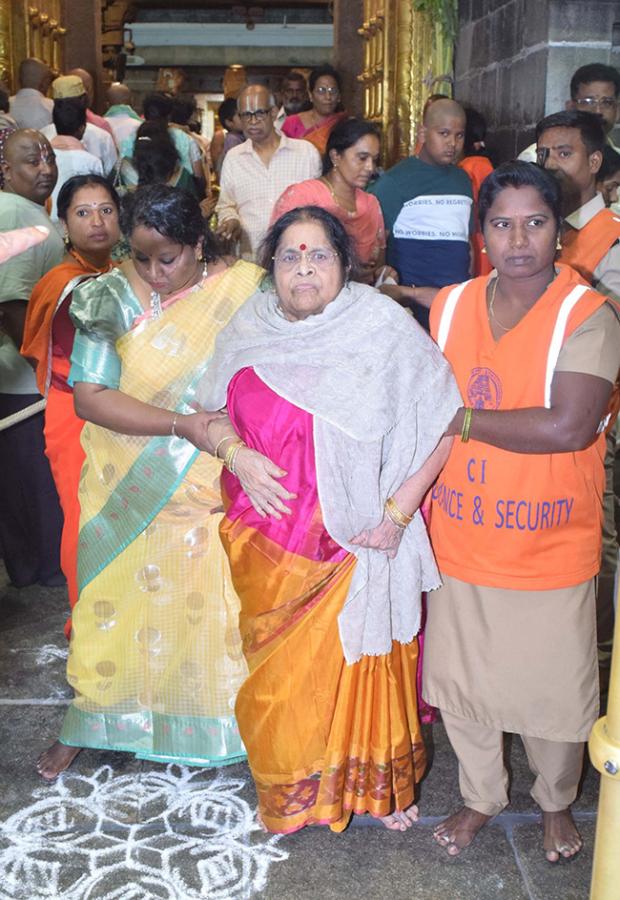 Megastar Chiranjeevi Visited Tirumala with His Family Photos3