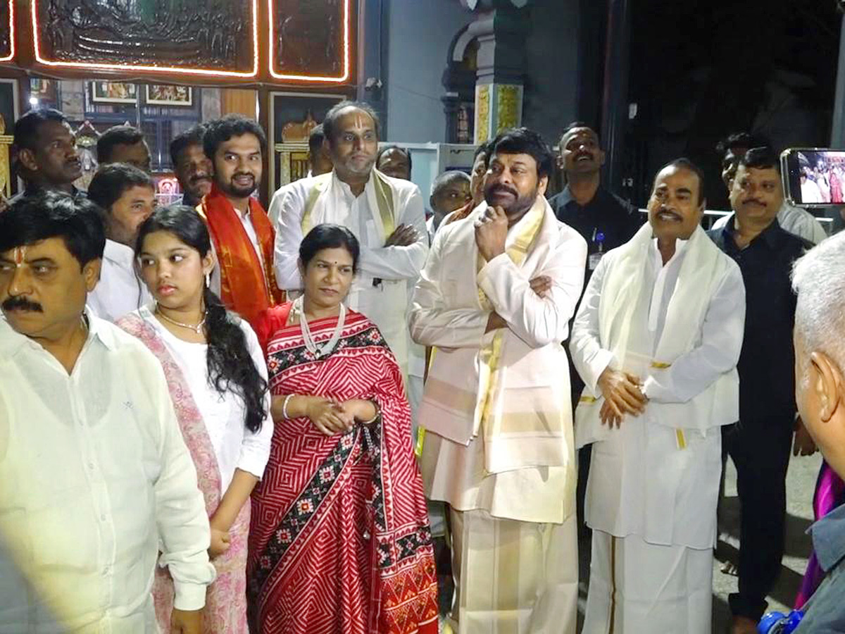 Megastar Chiranjeevi Visited Tirumala with His Family Photos4