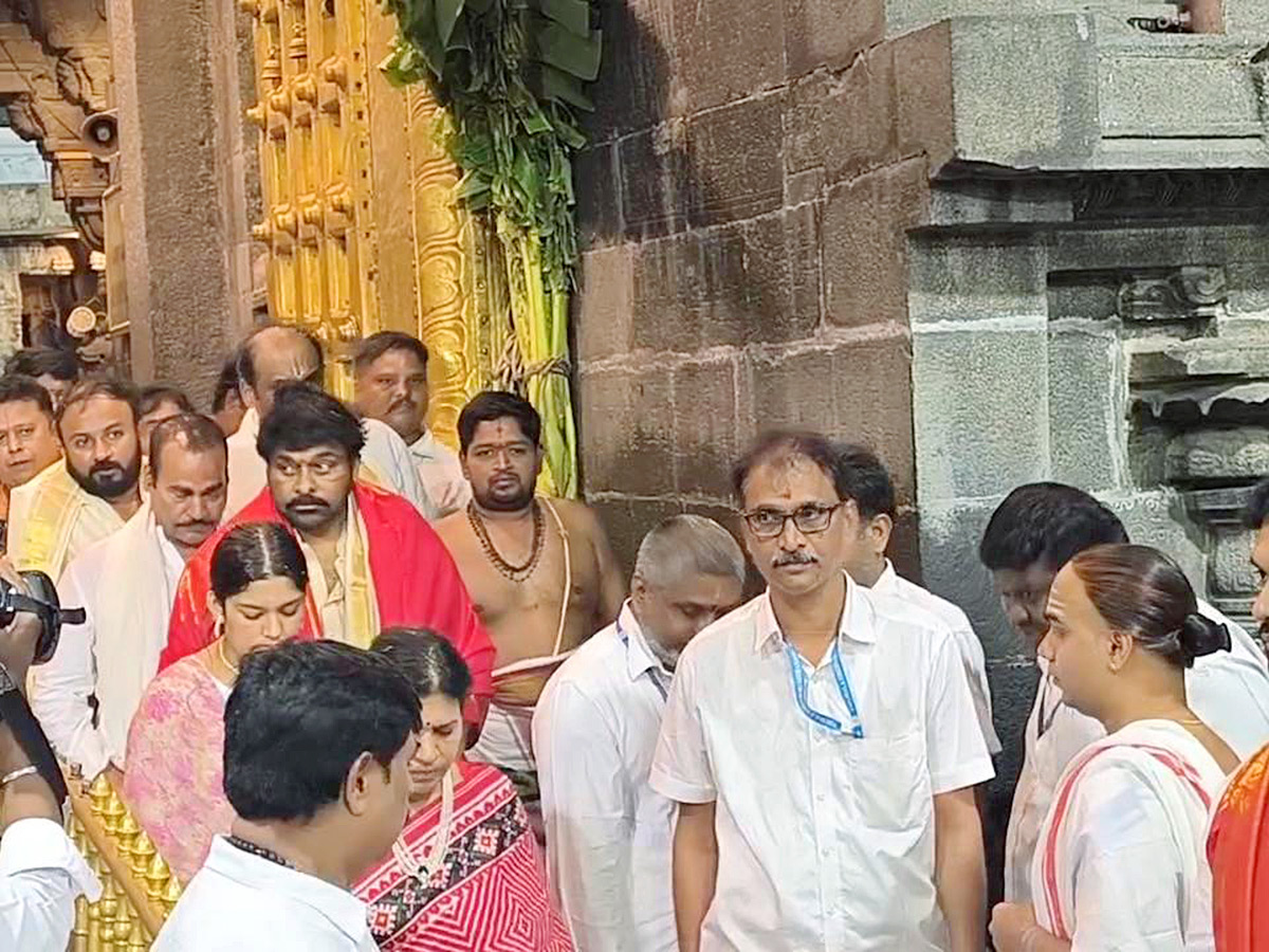 Megastar Chiranjeevi Visited Tirumala with His Family Photos7