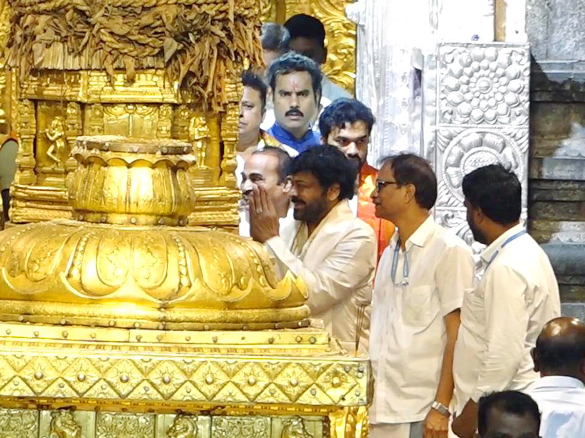 Megastar Chiranjeevi Visited Tirumala with His Family Photos8