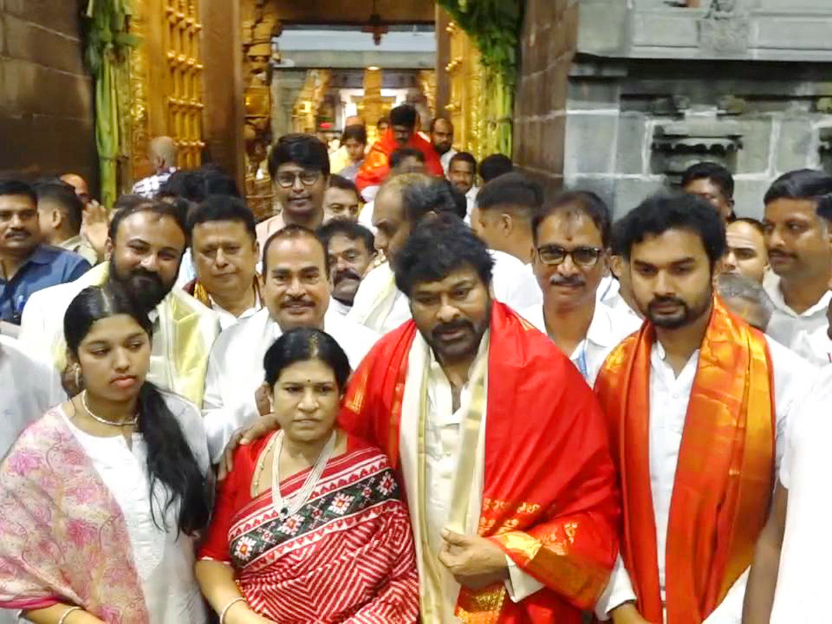 Megastar Chiranjeevi Visited Tirumala with His Family Photos9