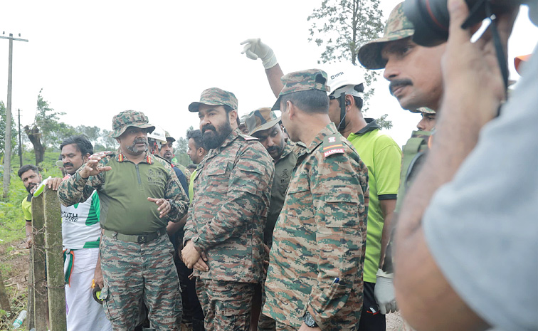 Mohanlal Visits Landslide-Hit Wayanad in Army Uniform: Photos3