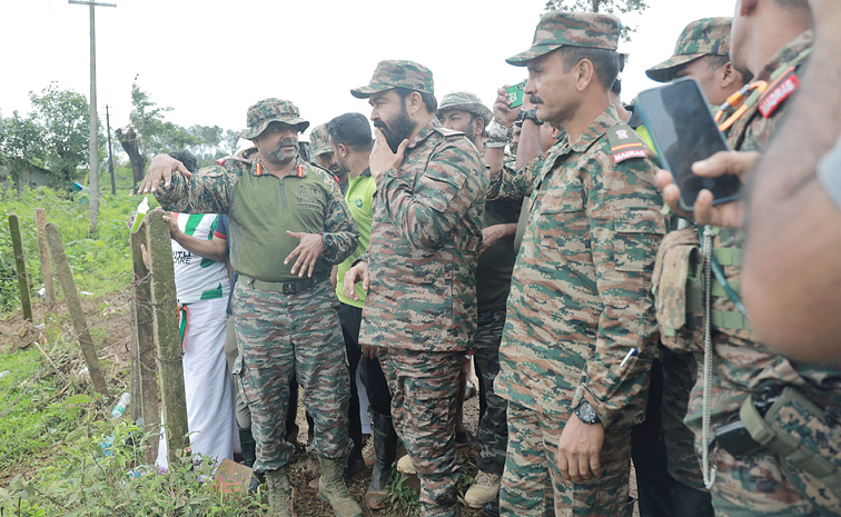 Mohanlal Visits Landslide-Hit Wayanad in Army Uniform: Photos4