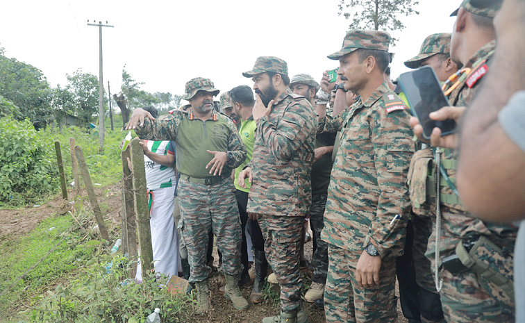 Mohanlal Visits Landslide-Hit Wayanad in Army Uniform: Photos5