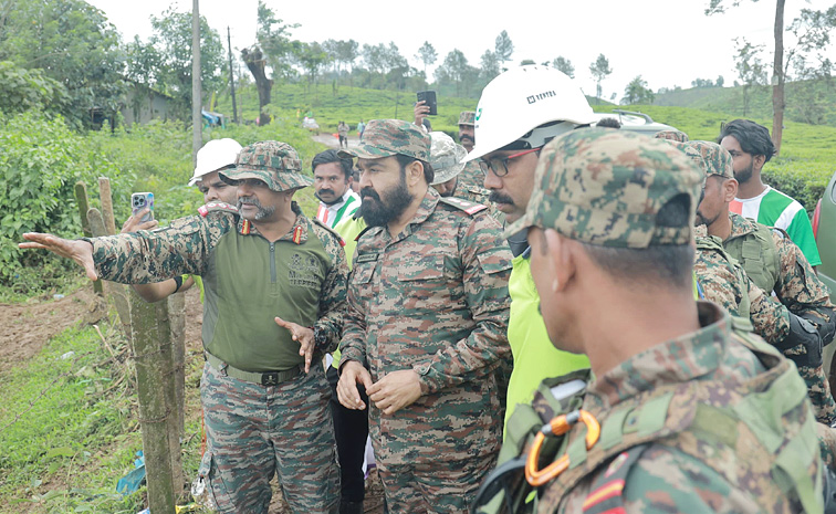 Mohanlal Visits Landslide-Hit Wayanad in Army Uniform: Photos6