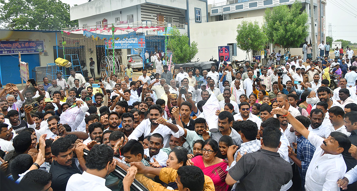 Grand Welcome To YS Jagan YSR District Tour Aug 31 Photos12