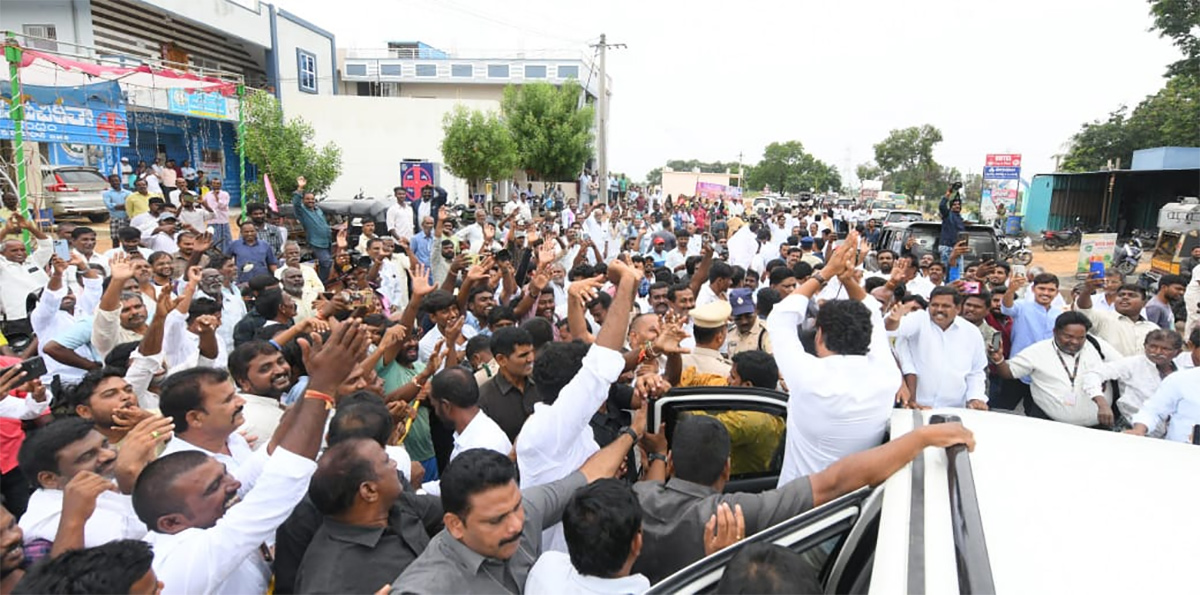 Grand Welcome To YS Jagan YSR District Tour Aug 31 Photos16