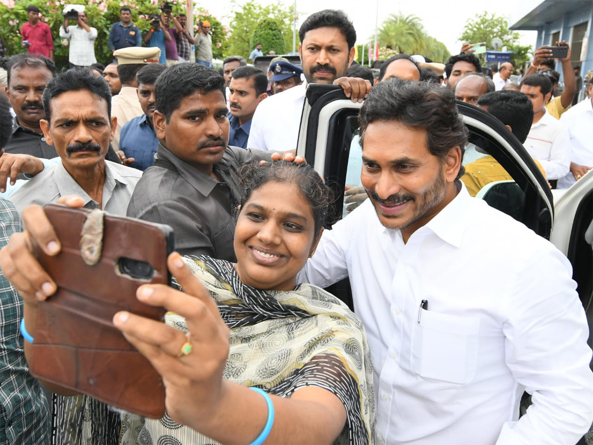 Grand Welcome To YS Jagan YSR District Tour Aug 31 Photos20