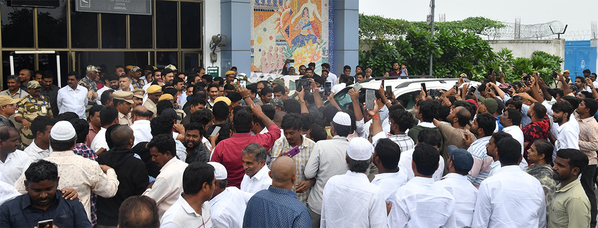 Grand Welcome To YS Jagan YSR District Tour Aug 31 Photos24