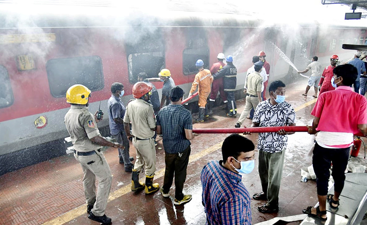 Fire Accident In Korba Visakha Express At Vizag Railway Station Photos3