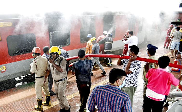 Fire Accident In Korba Visakha Express At Vizag Railway Station Photos5