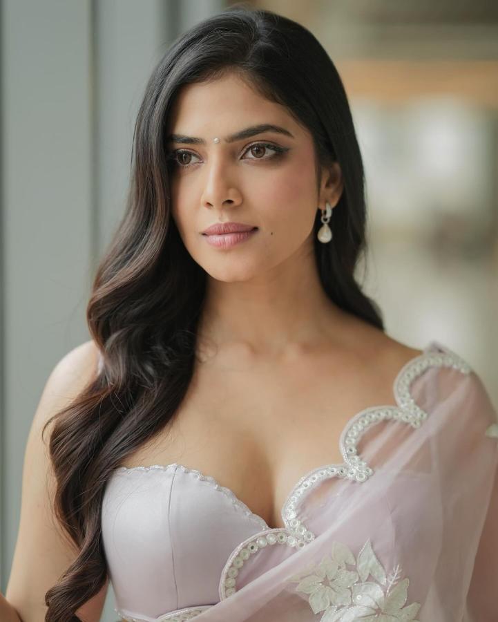 Indian Actress Malavika Mohanan Latest HD Photo Gallery12