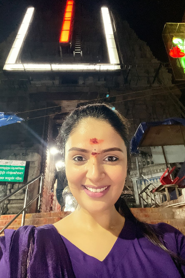 Anchor Sreemukhi Climbs Tirumala Stairs For The First Time, Photo Gallery Inside2