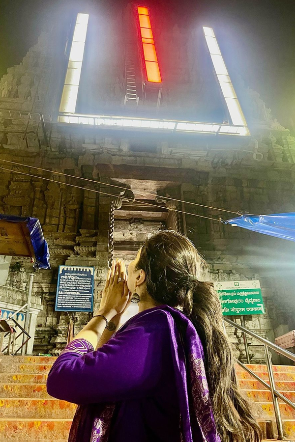 Anchor Sreemukhi Climbs Tirumala Stairs For The First Time, Photo Gallery Inside3