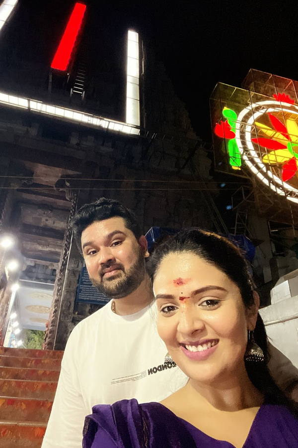 Anchor Sreemukhi Climbs Tirumala Stairs For The First Time, Photo Gallery Inside4