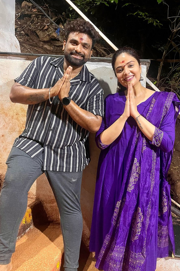 Anchor Sreemukhi Climbs Tirumala Stairs For The First Time, Photo Gallery Inside6