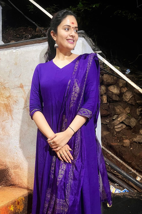 Anchor Sreemukhi Climbs Tirumala Stairs For The First Time, Photo Gallery Inside8