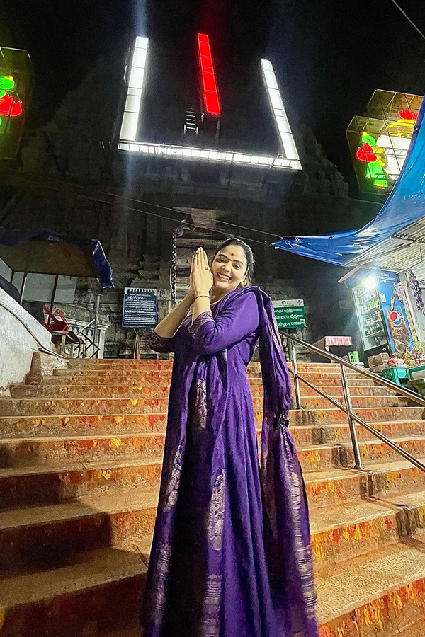 Anchor Sreemukhi Climbs Tirumala Stairs For The First Time, Photo Gallery Inside9