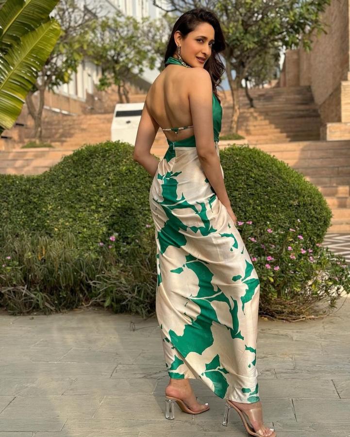 Actress Pragya Jaiswal Latest HD Photo Gallery Goes Viral5