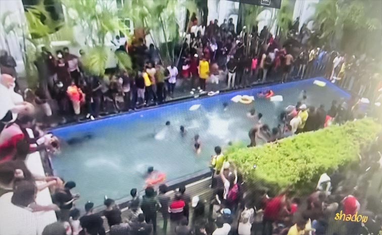 Bangladesh: protesters storm PM residence in Dhaka Photos Viral6