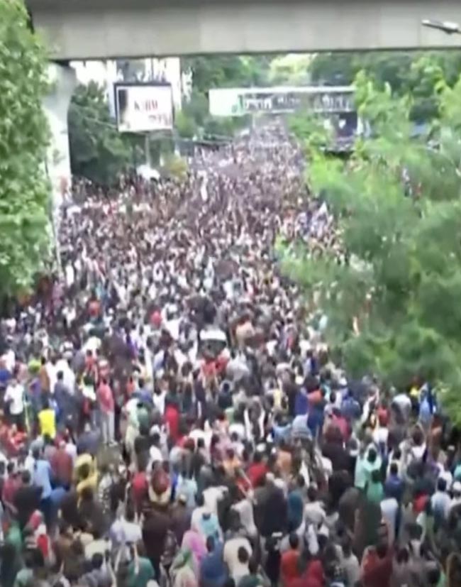 Bangladesh: protesters storm PM residence in Dhaka Photos Viral3