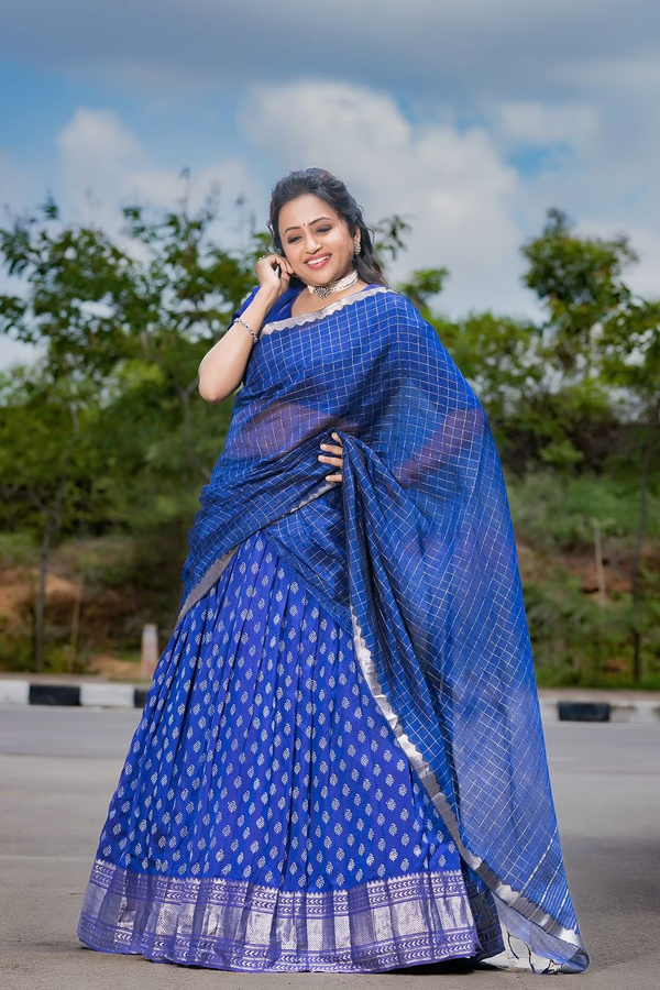 Suma Kanakala Stunning Looks In Half Saree Photos Viral3