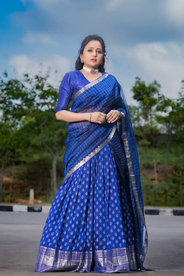 Suma Kanakala Stunning Looks In Half Saree Photos Viral5