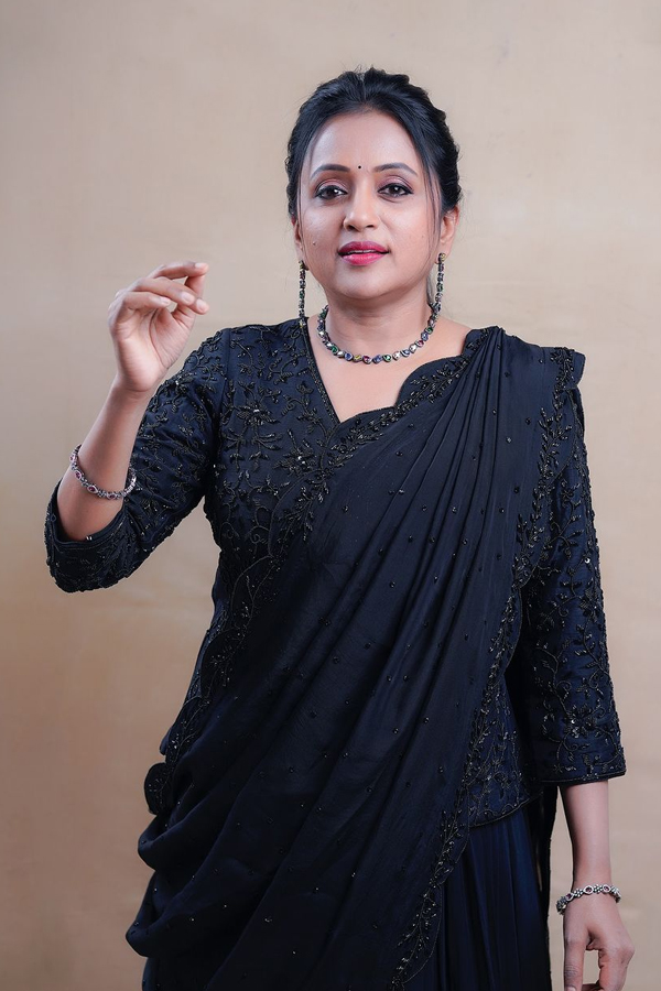 Suma Kanakala Stunning Looks In Half Saree Photos Viral8