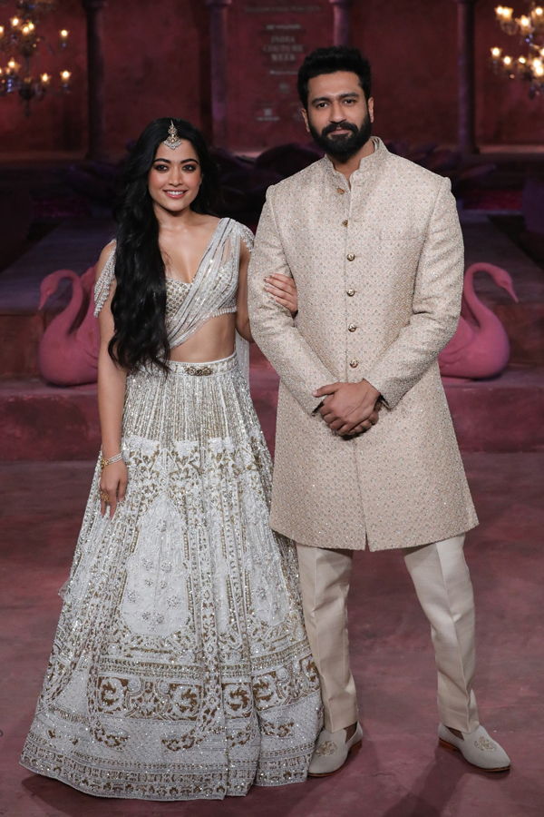 Photos Of Vicky Kaushal And Rashmika Mandanna Goes Viral11